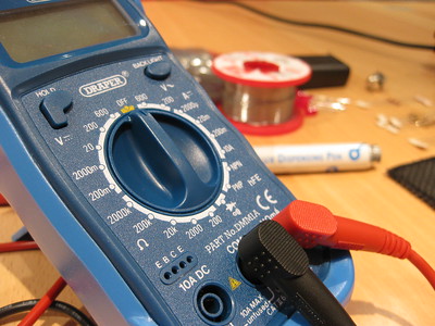 Gebruik een multimeter om de conditie van je accu te bepalen